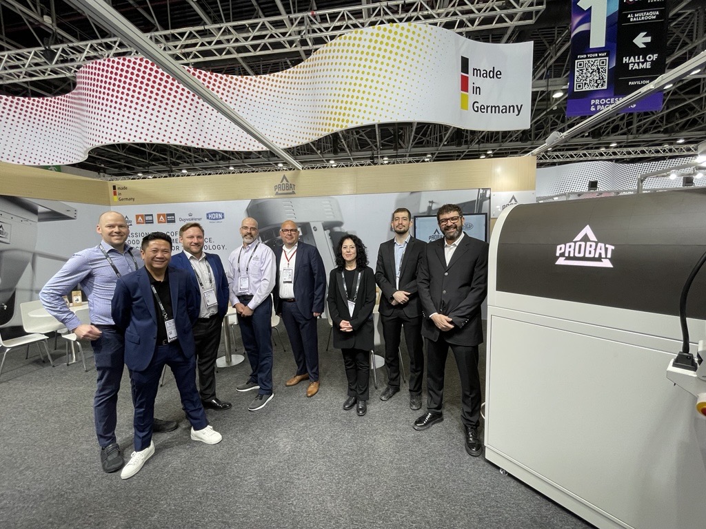 Group Picture of Gulfood Manufacturing exhibition team next to a Probat roaster Group Picture of Gulfood Manufacturing exhibition team next to a Probat roaster