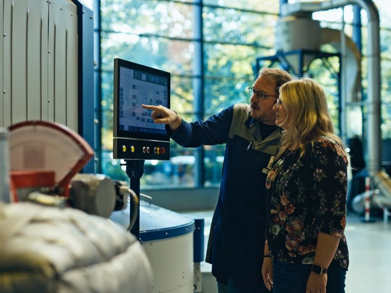 Technology Center - We provide training and further education.jpg A man describes how the software works to a colleague in front of a screen