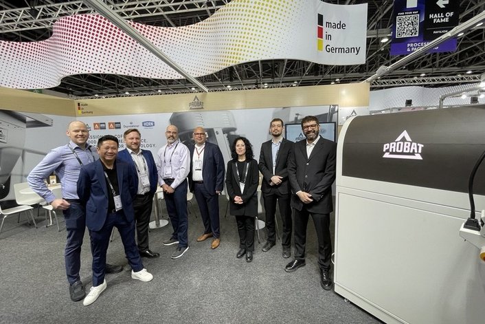 Group Picture of Gulfood Manufacturing exhibition team next to a Probat roaster