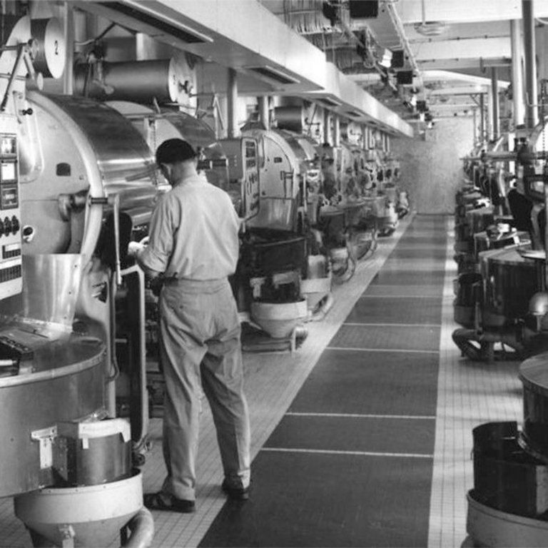 PROBAT shop roaster construction in 1920 Black and white picture of 1920 shop roaster factory