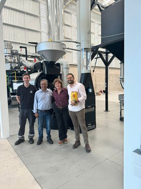 A Group picture at Café la flor Cordoba shows 4 persons in front of a Probat roaster.